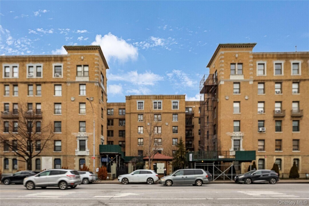 148-09 Northern Blvd in Queens, NY - Building Photo