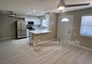 9030 Blind Pass Rd in St Pete Beach, FL - Building Photo - Building Photo