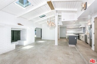 16733 Oak View Dr in Los Angeles, CA - Building Photo - Building Photo