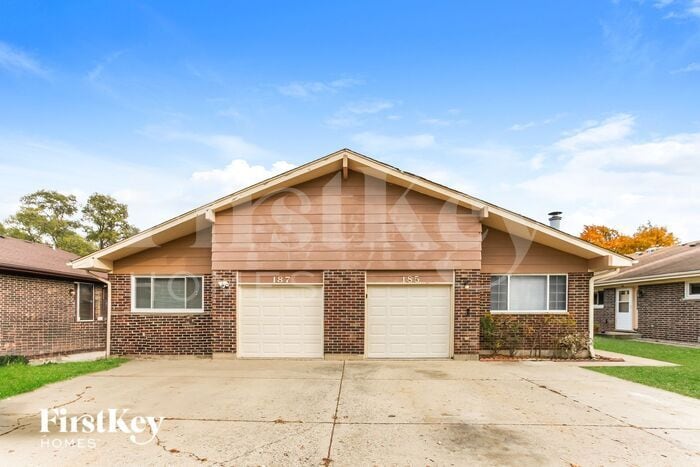 185 Paramount Dr in Wood Dale, IL - Building Photo