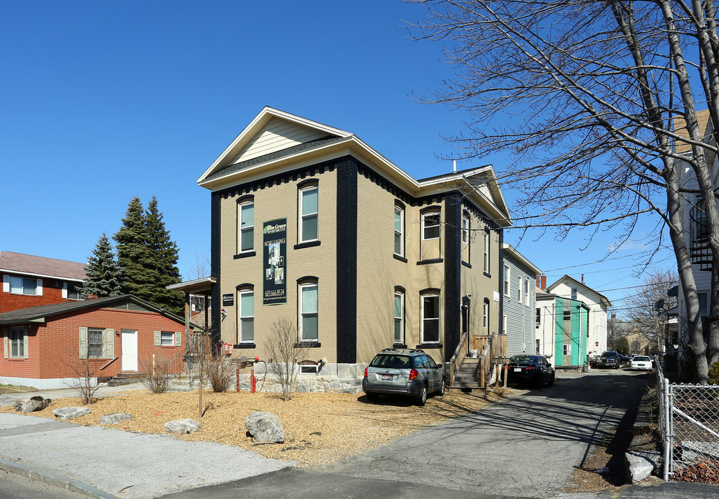 52 Myrtle St in Manchester, NH - Building Photo