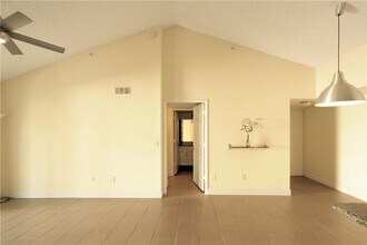 2640 S University Dr, Unit 202 in Davie, FL - Building Photo - Building Photo