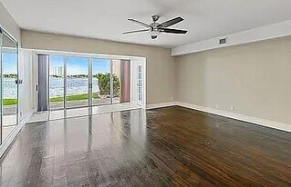 360 Wilma Cir in West Palm Beach, FL - Building Photo