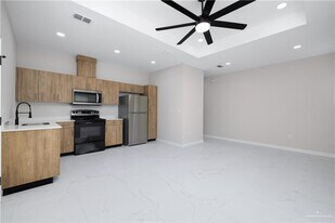 7 7th St in Rio Grande City, TX - Building Photo