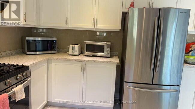 3153 Colonial Dr in Mississauga, ON - Building Photo - Building Photo