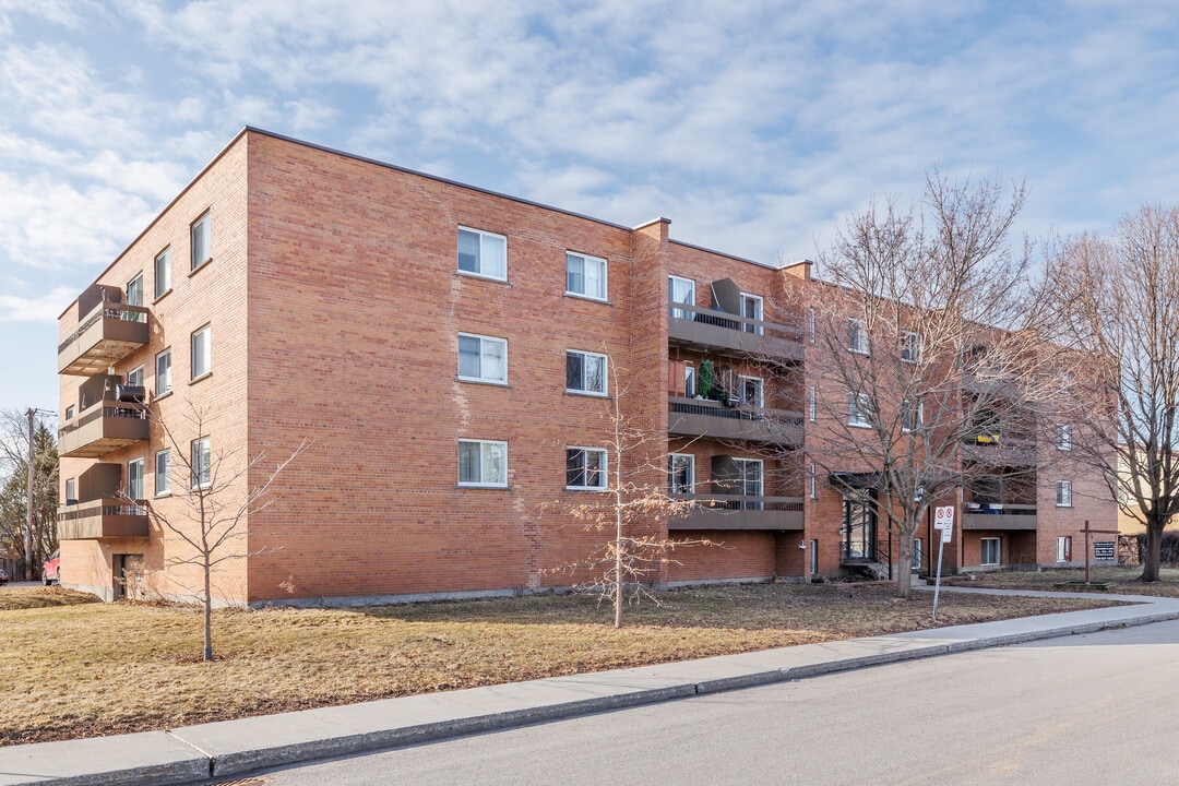 2130 Campbell Av in Dorval, QC - Building Photo