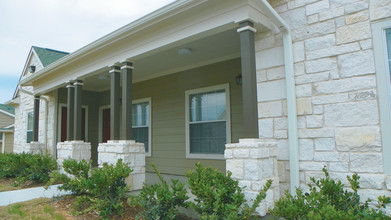 Lake View Apartments 55+ Older Senior Living in Tyler, TX - Building Photo - Building Photo