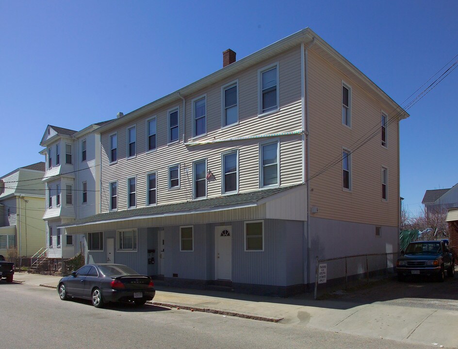 327 E Main St in Fall River, MA - Building Photo