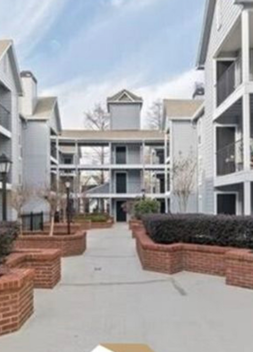 425 Granville Ct in Atlanta, GA - Building Photo