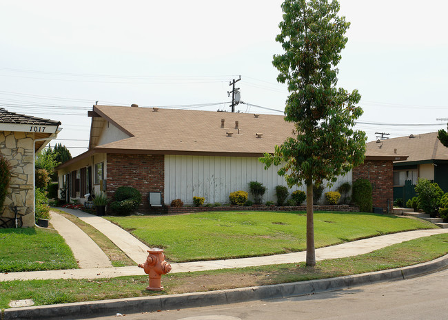 1005 N Shattuck Pl in Orange, CA - Building Photo - Building Photo