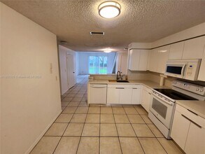 1050 Sorrento Dr in Weston, FL - Building Photo - Building Photo