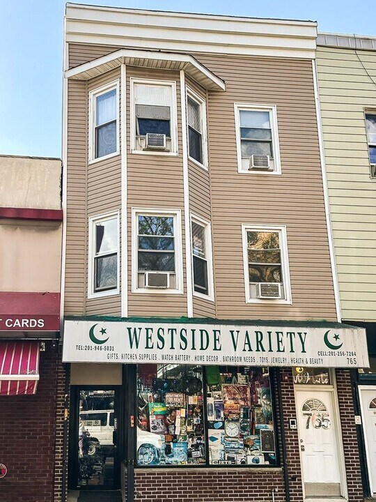 765 West Side Ave in Jersey City, NJ - Building Photo