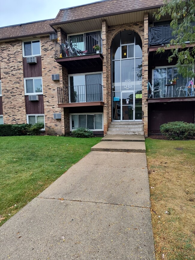 670 Hill Dr, Unit 209 in Hoffman Estates, IL - Building Photo - Building Photo