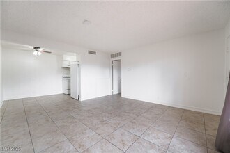 585 S Royal Crest Cir in Las Vegas, NV - Building Photo - Building Photo
