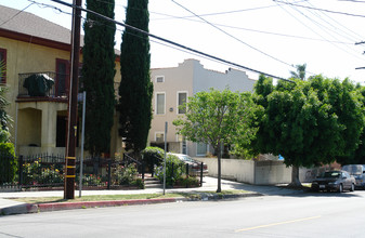 2974 San Marino St in Los Angeles, CA - Building Photo - Building Photo