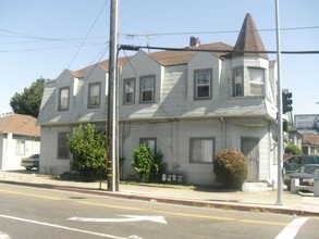 3300 San Leandro St in Oakland, CA - Building Photo - Building Photo