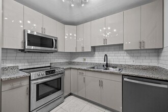 1100 Manor Dr in Palm Springs, FL - Building Photo - Building Photo