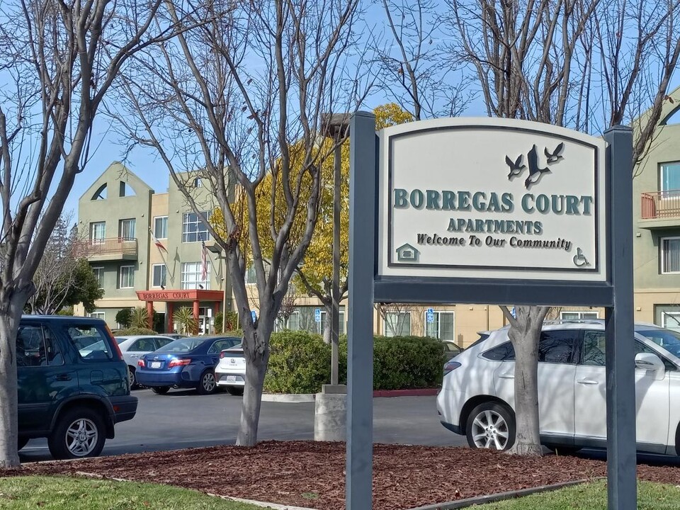 Borregas Court Apartments in Sunnyvale, CA - Foto de edificio