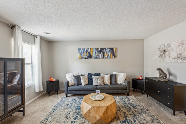 Lakeside Townhomes in Atlanta, GA - Foto de edificio - Building Photo