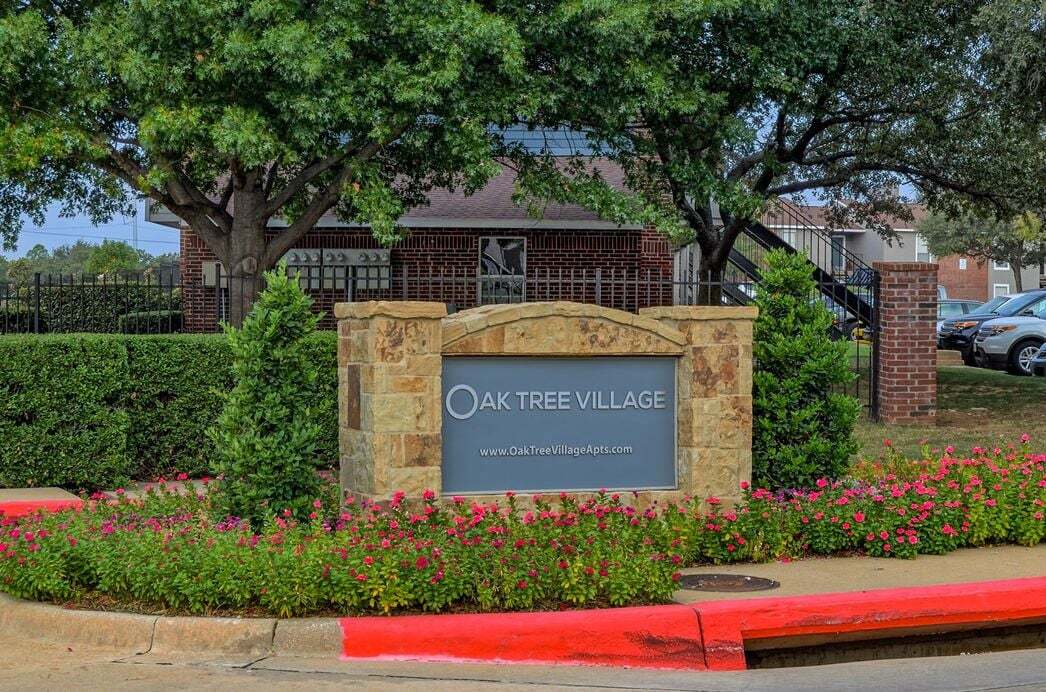 Oak Tree Village in Lewisville, TX - Foto de edificio