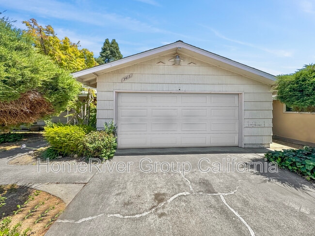 property at 3413 S Port Dr