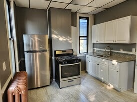 2201 15th St, Unit Apartment 2R in Troy, NY - Building Photo
