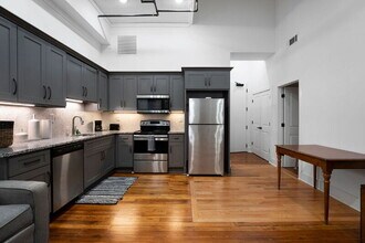 10 W Main St in Cartersville, GA - Foto de edificio - Building Photo