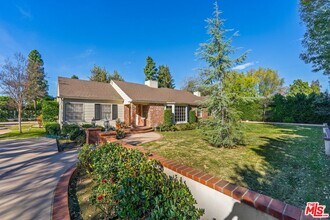 17117 Weddington St in Los Angeles, CA - Building Photo - Building Photo