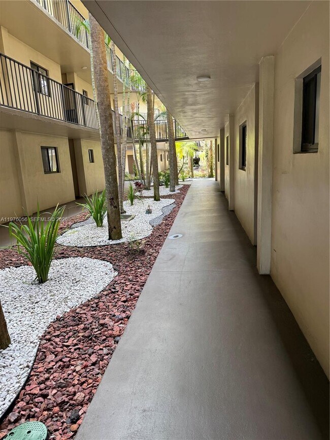 5130 Las Verdes Cir in Delray Beach, FL - Building Photo - Building Photo