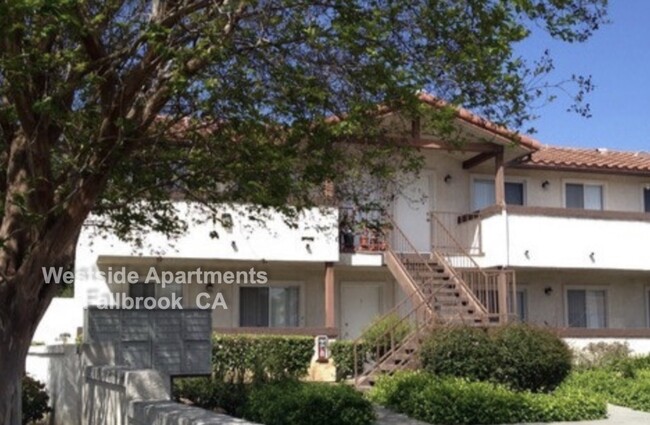 Westside Apartments in Fallbrook, CA - Foto de edificio - Building Photo