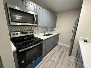 4670 W 13th Ln, Unit 212 in Hialeah, FL - Building Photo - Building Photo