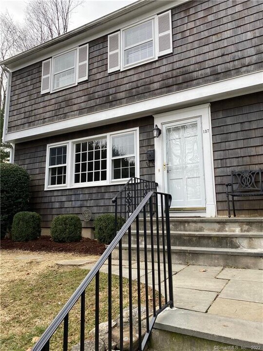 137 Millport Ave in New Canaan, CT - Building Photo