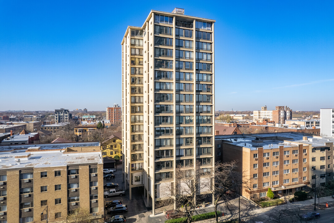 Sheridan Shores in Chicago, IL - Building Photo