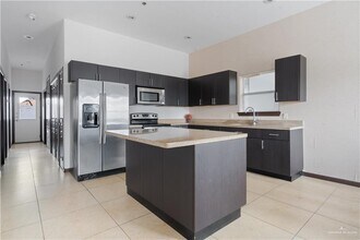 12 Colbath Ave in McAllen, TX - Foto de edificio - Building Photo