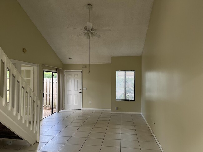 4220 Palm Bay Cir in West Palm Beach, FL - Foto de edificio - Building Photo