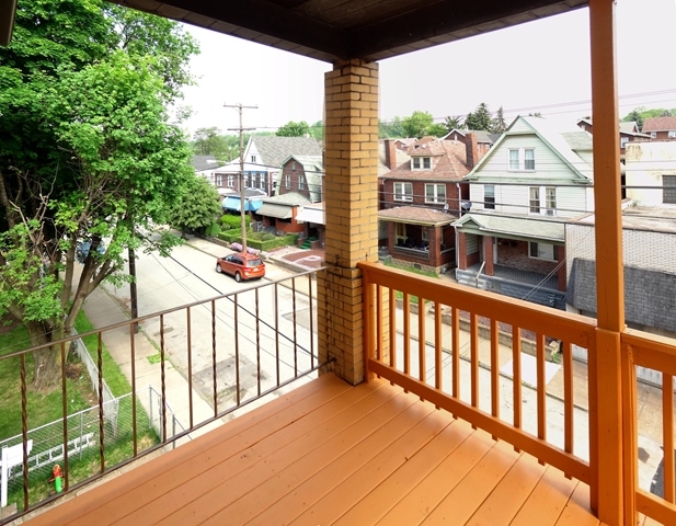 214 Bessemer Ave in East Pittsburgh, PA - Foto de edificio - Building Photo