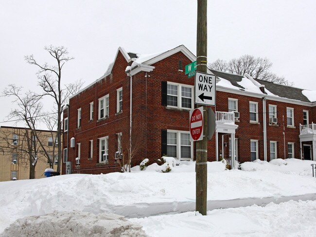 2200 40th Pl NW