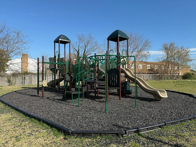 Christopher Crossing in Newport News, VA - Building Photo - Building Photo