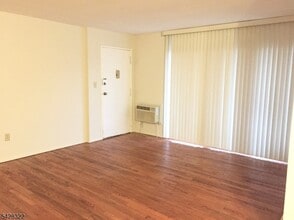 28 Deanna Dr in Hillsborough Township, NJ - Building Photo - Building Photo