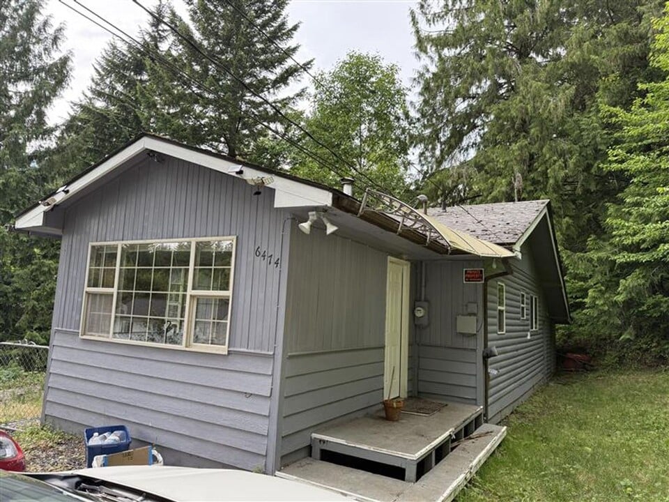 6474 Little Big Horn Rd in Maple Falls, WA - Building Photo