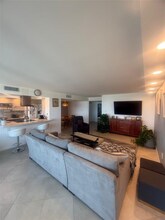 18021 Biscayne Blvd in Aventura, FL - Building Photo - Building Photo