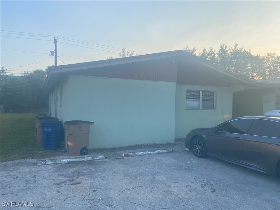 12607 First St in Ft. Myers, FL - Building Photo