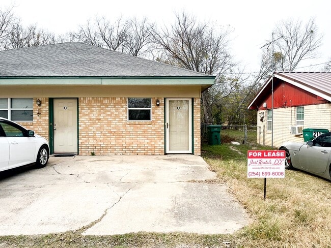 property at 211 W Bobwhite Ln