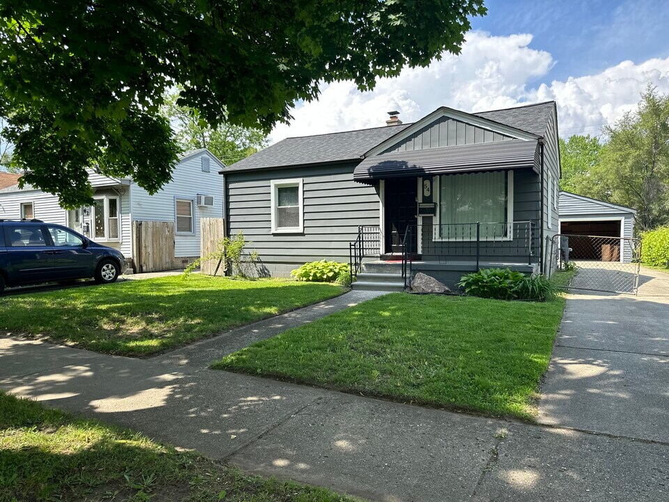 54 W Maxlow Ave in Hazel Park, MI - Building Photo