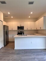 925 NE 211th St in North Miami Beach, FL - Building Photo