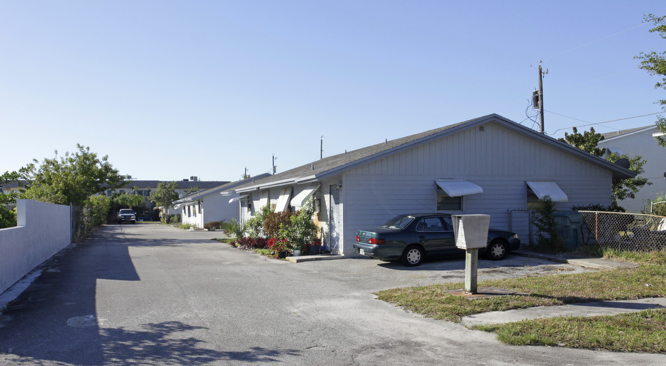 400 SE 21st Ave in Boynton Beach, FL - Building Photo