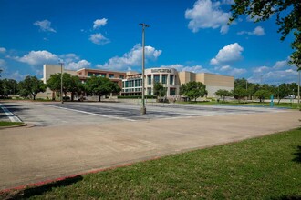 125 Pine St in Prairie View, TX - Foto de edificio - Building Photo