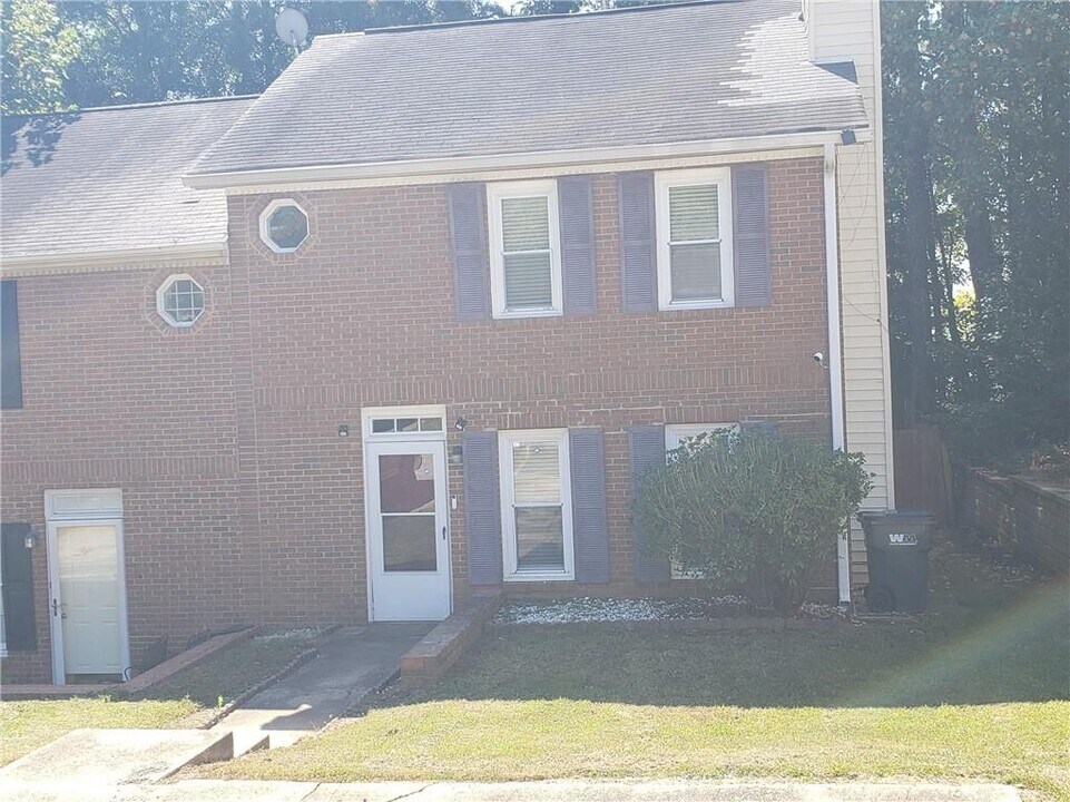 760 Indian Lake Dr NW in Lilburn, GA - Building Photo