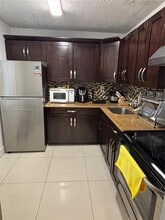 9460 Fontainebleau Blvd in Miami, FL - Building Photo - Building Photo