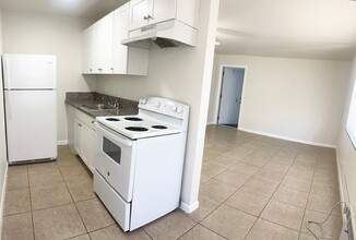 1520 W Blue Heron Blvd in Riviera Beach, FL - Foto de edificio - Building Photo